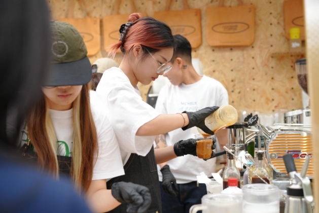 古茗咖啡師在制作咖啡