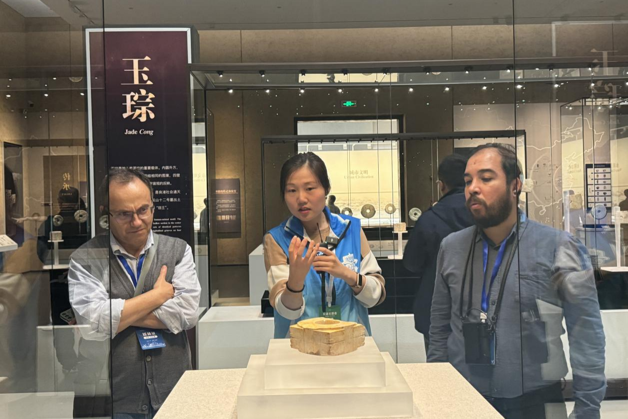 記者在良渚博物院參觀