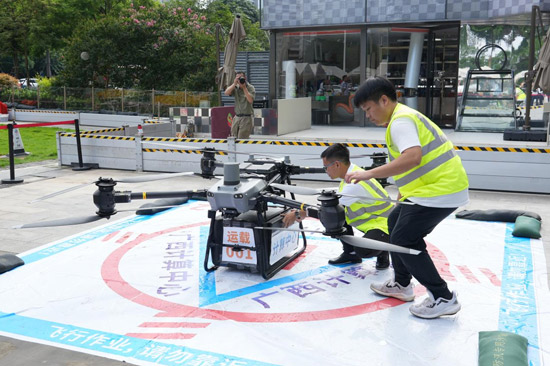 廣西首批低空無人機(jī)物流運(yùn)輸航線在青秀區(qū)成功首飛。