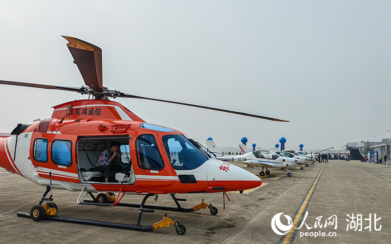 武漢漢南機場運行的各類飛行器。人民網記者 郭婷婷攝