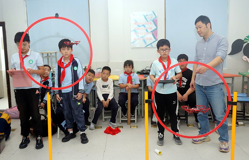 無人機“飛”進校園,點亮低空經(jīng)濟新思路