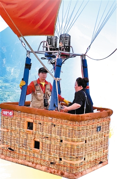 游客乘坐陽朔燕莎航空熱氣球飛閱山水。 (本版圖片均由自治區(qū)文化和旅游廳提供)