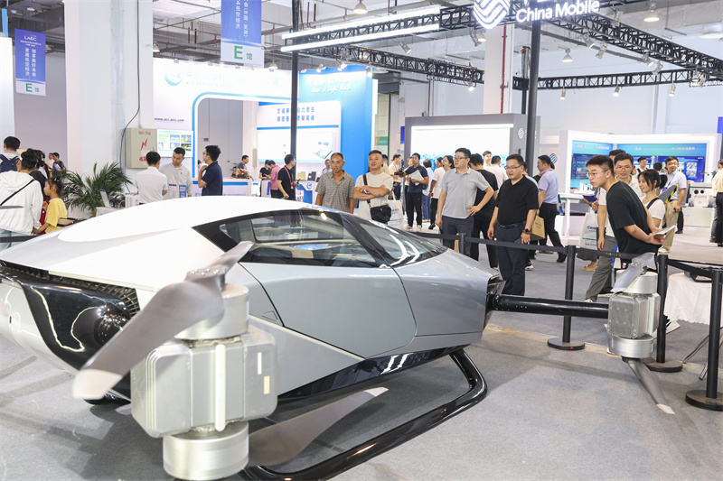 展會現(xiàn)場,低空載人飛行器備受關(guān)注。人民網(wǎng)記者 張俊攝