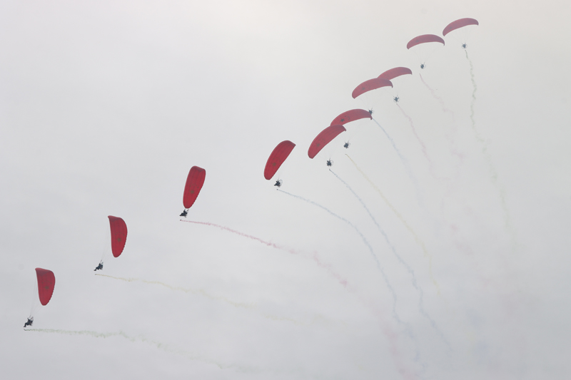 江西浮梁舉行滑翔傘公開賽 上演低空飛行盛宴