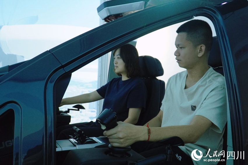 記者在AE200型“飛行汽車”模擬艙內(nèi)進(jìn)行體驗。人民網(wǎng) 趙祖樂攝