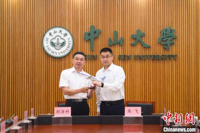 中山大學(xué)與南方航空公司簽約聯(lián)合培養(yǎng)民航飛行學(xué)員