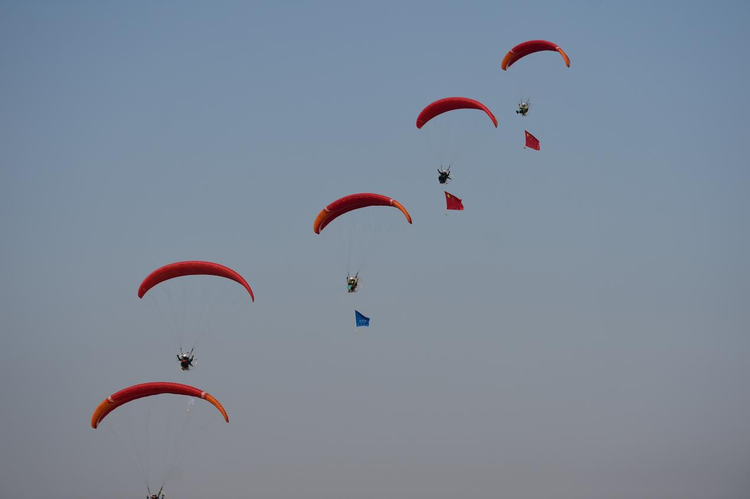 滄州:飛行表演助力發(fā)展低空經(jīng)濟(jì)