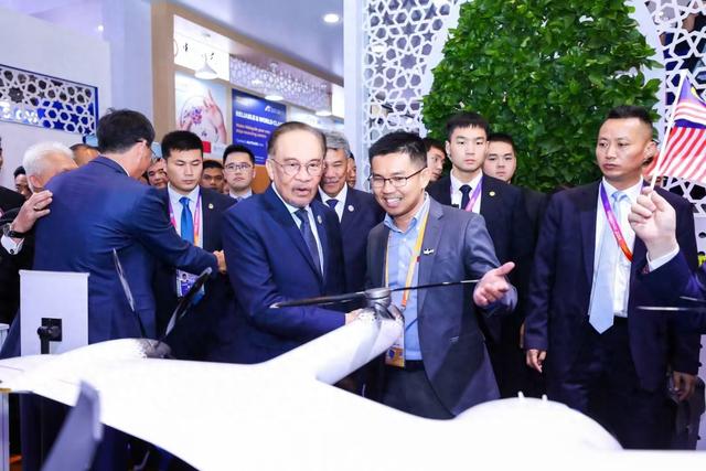 低空經(jīng)濟(jì)網(wǎng): 家企業(yè)首次亮相|直擊進(jìn)博會(huì)