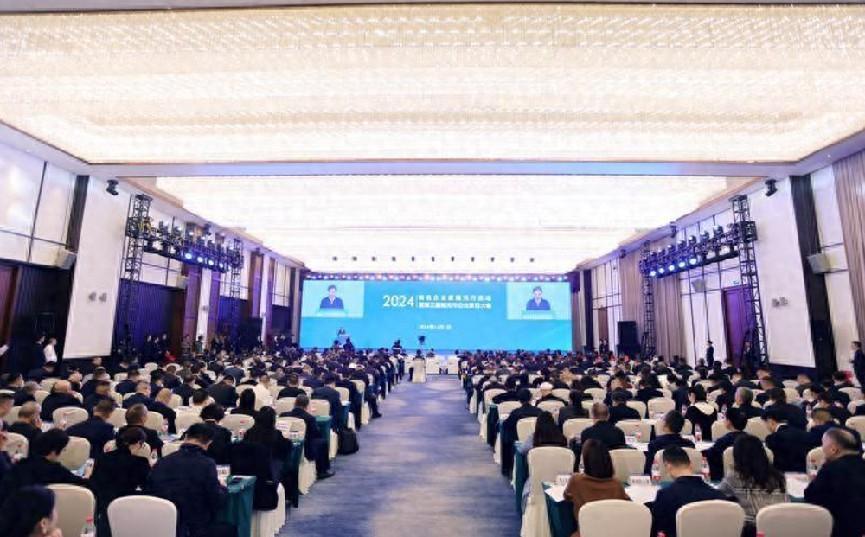 知名企業(yè)家南充行活動暨第三屆南充市企業(yè)家日大會舉行 現(xiàn)場簽約