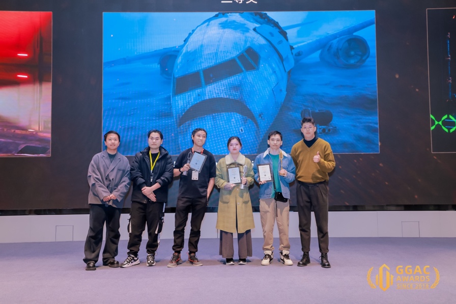 一群人站在一起合影
中度可信度描述已自動生成