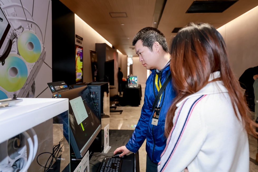 人在玩電腦
描述已自動生成