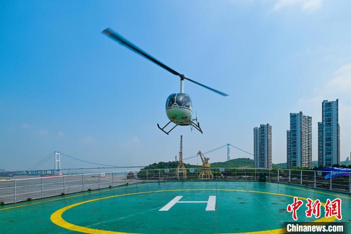 低空| 無錫“空空聯(lián)程”又一航線首飛 帶來全景式觀長江、賞運(yùn)