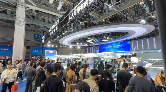 2025低空經濟網： 低空經濟進博時光｜低空經濟元年，看真實的“飛行汽車”