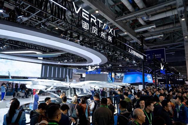 低空經濟報2025: 飛入”進博會:意向訂單超百架,空中出租車有望三四年內落地