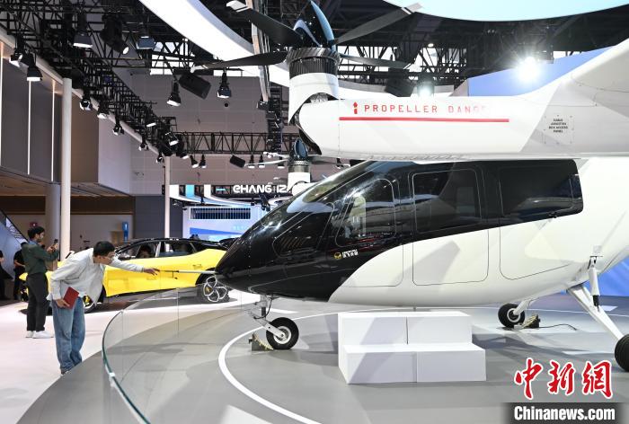 低空經(jīng)濟(jì): 第三屆全球數(shù)貿(mào)會(huì):高科技飛行器吸引參觀者