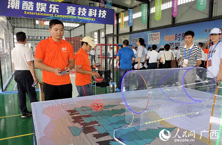 競(jìng)技類無人機(jī)展示。人民網(wǎng) 付華周攝