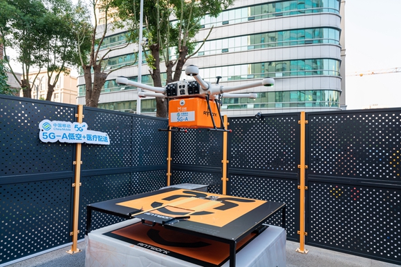 無人機將醫(yī)療物資送達常州市第一人民醫(yī)院。江蘇移動供圖