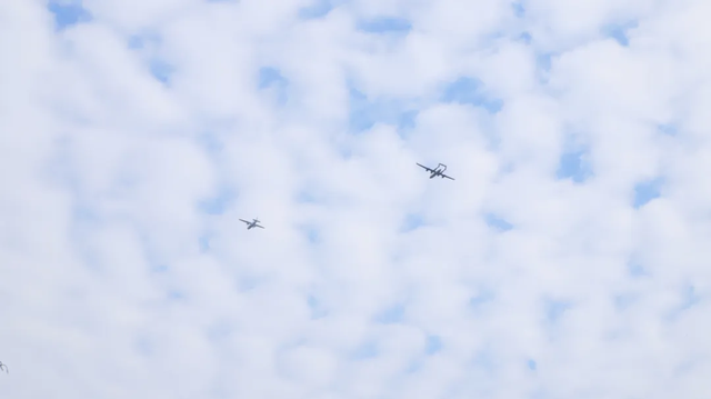 （圖：騰盾科創的雙尾蝎D和大型雙發無人運輸機進行飛行表演）