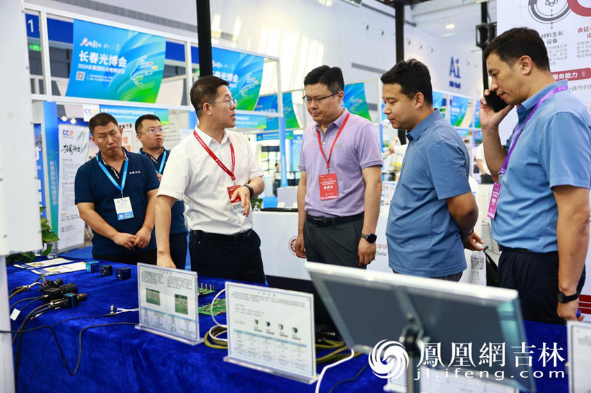 20240705090112Cb69sG.jpg 嘉賓在珩輝光電展區考察。.jpg