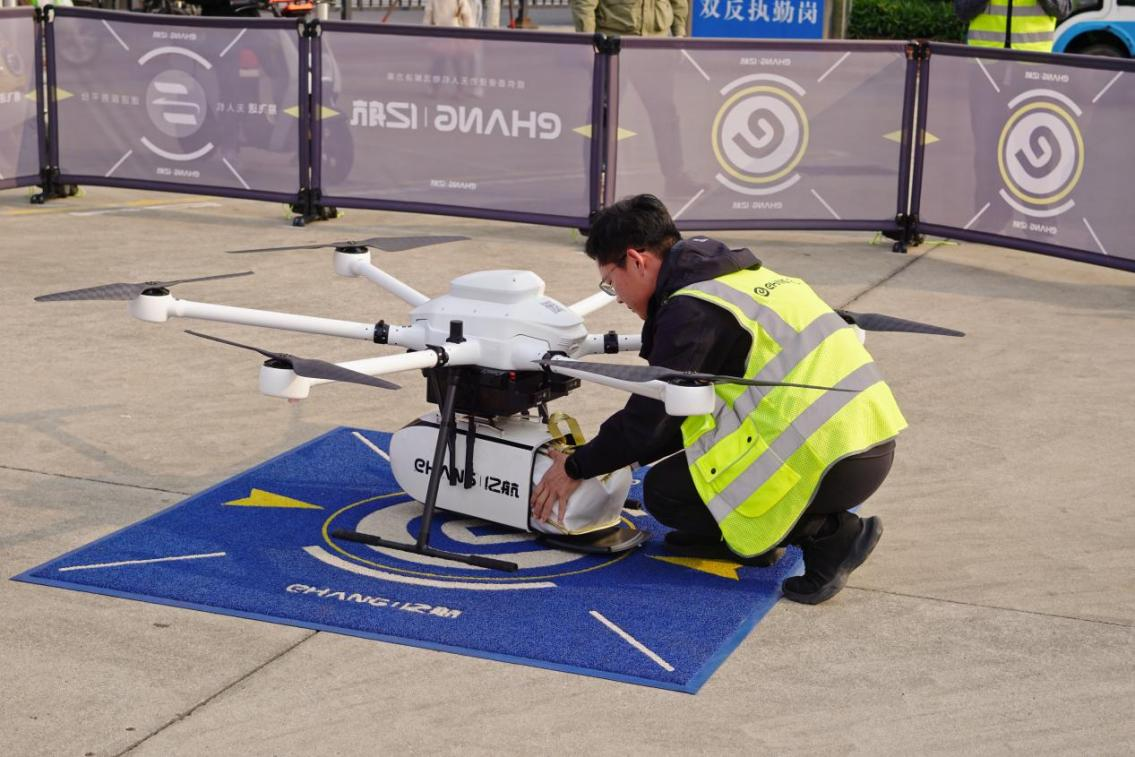 工作人員裝卸配送物品