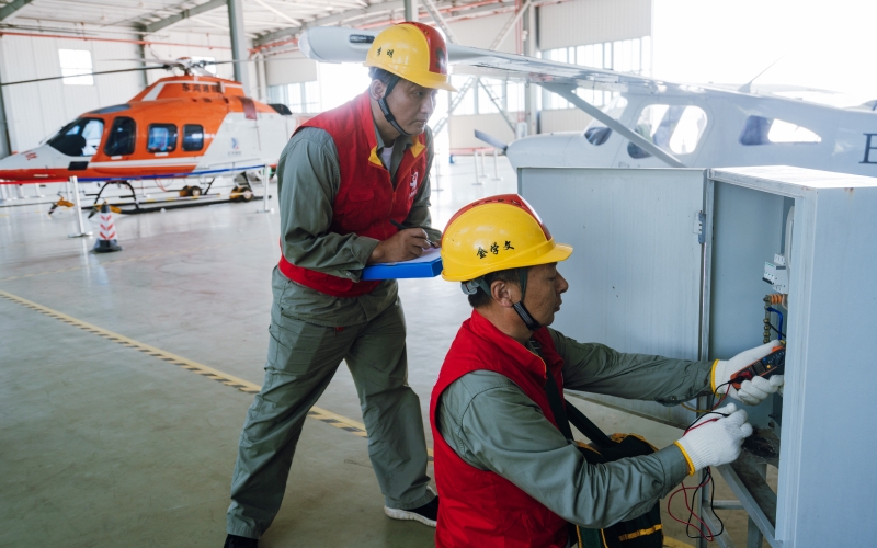 “鄂電紅馬甲”在通用航空及衛(wèi)星產(chǎn)業(yè)園檢查線路。