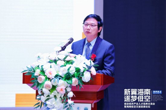 二級(jí)教授、博士生導(dǎo)師、長(zhǎng)沙學(xué)院鄉(xiāng)村振興研究院院長(zhǎng) 劉沛林教授發(fā)表主題演講