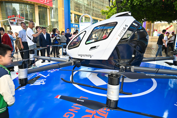 在梁平機場展區，展出的億航智能“EH216-S”eVTOL電動垂直起降器。鄒樂 攝