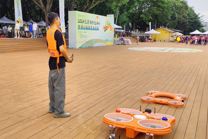 龍舟賽現(xiàn)場的水上救援無人機(jī)。受訪者供圖